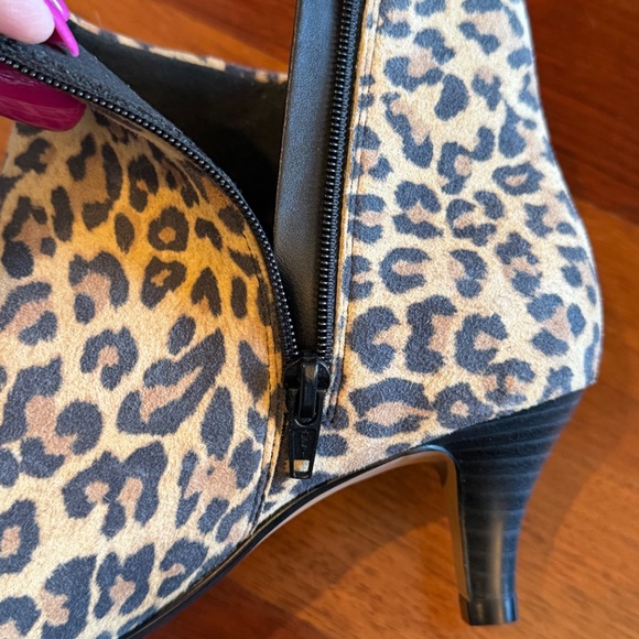 Clarks Lineal Collection Sea Leopard Cheetah Print Ankle Boot, Size 7 - Picture 7 of 12